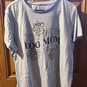 Fleurish Light Gray 'Dog Mom' Short Sleeve Tee